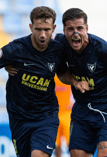 Celebración de Sergi Baldrich y Aquino en el estadio Heredia 21 La Condomina