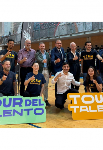 Foto familiar antes del inicio de la mesa redonda sobre deporte del Tour del Talento
