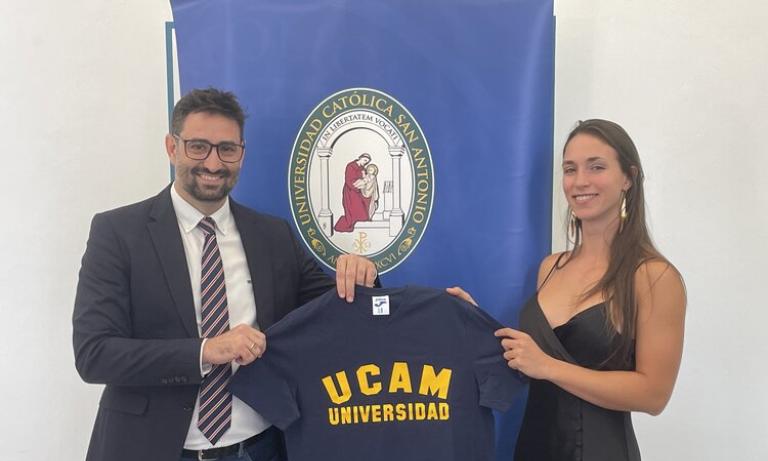 Lucía Aguado, ‘The Saiyan Kiwi’ junto a Samuel Mendoza, director general de UCAM Esports Club, durante la firma del convenio