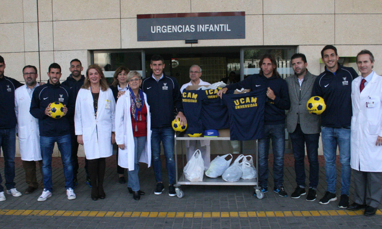 El UCAM CF, con los niños en la Arrixaca