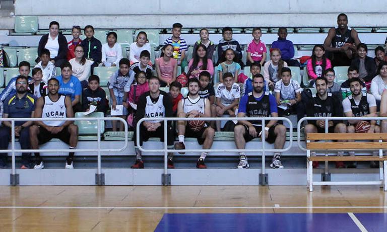 El Colegio San Cristóbal de Lorca visita al UCAM Murcia CB