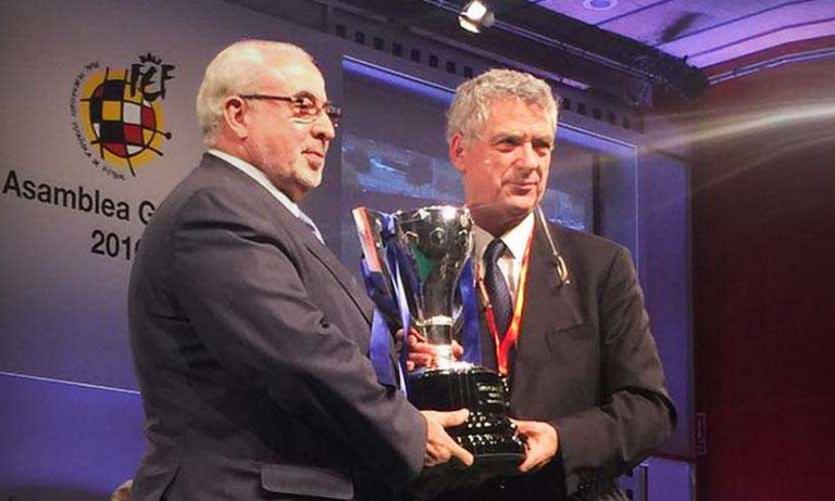 El presidente del UCAM Murcia CF recoge el trofeo de Campeón de 2B