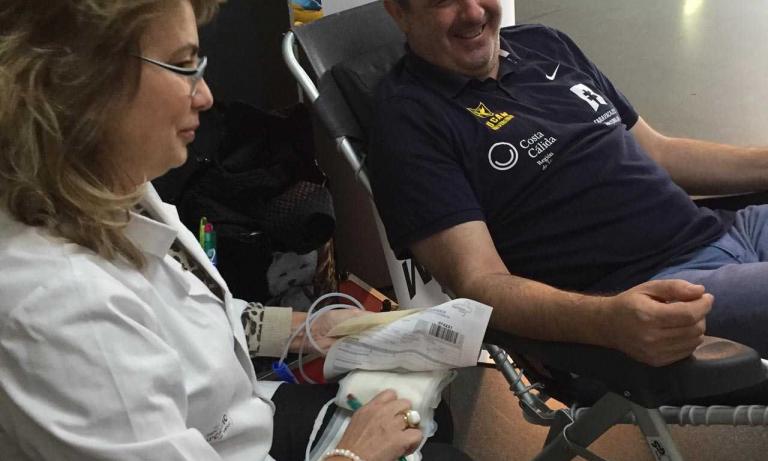 Óscar Quintana dona sangre en el Hospital Mesa del Castillo