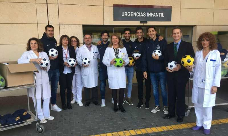 Visita del UCAM Murcia CF al Hospital Virgen de la Arrixaca