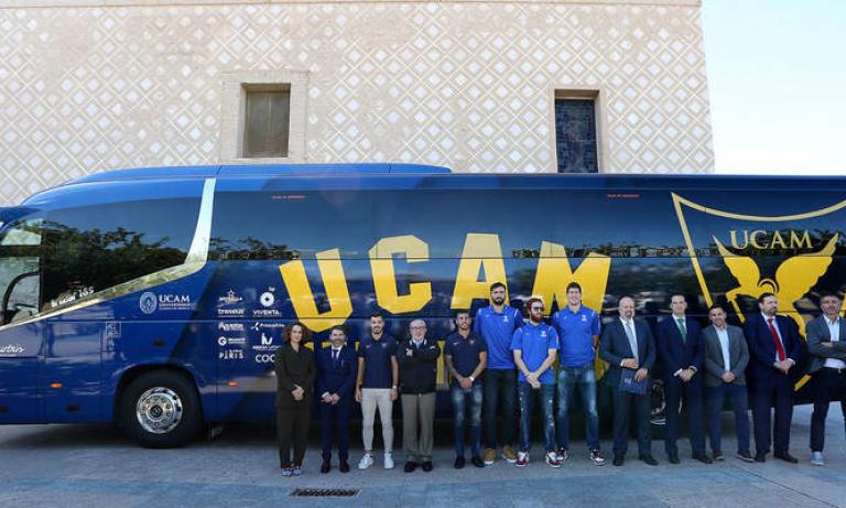 Presentado el nuevo autobús Aurbús de los equipos profesionales de la Universidad Católica de Murcia