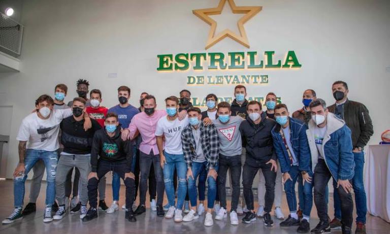 La familia del UCAM Murcia CF visita la fábrica de Estrella Levante