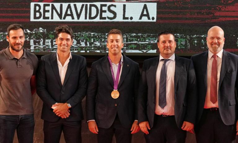 Sete Benavides con el bronce olímpico, acompañado de Saúl Craviotto, Javier Hernanz, David Cal y Pablo Rosique