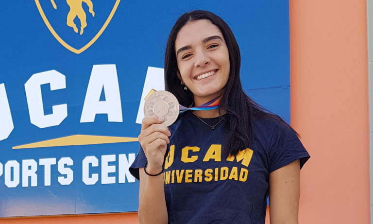Andrea Armada con la medalla de plata Juegos Suramericanos en el UCAM Sports Center
