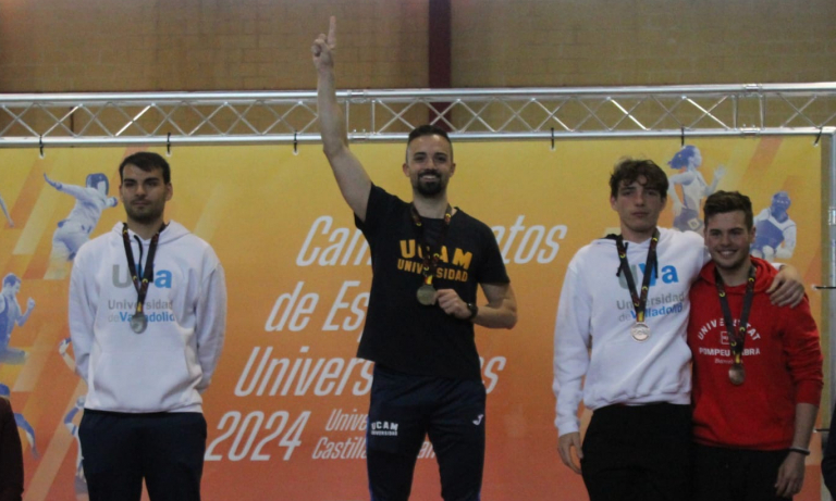 Álvaro Ibáñez, en el pódium tras plocamarse campeón de España universitario