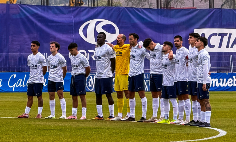Jugadores abrazados del UCAM Murcia CF antes del inicio del partido
