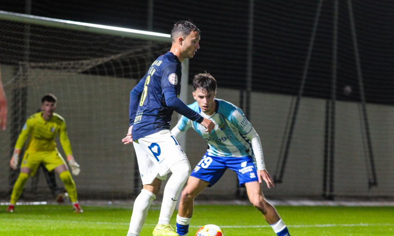 Ale Marín encarando a un rival del Atlético Malagueño