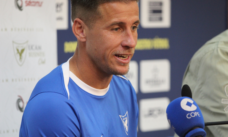 Dani aquino en rueda de prensa con Setcomur