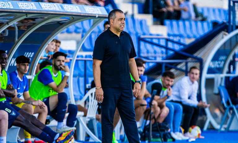 El entrenador del UCAM Murcia CF durante un partido en La Condomina