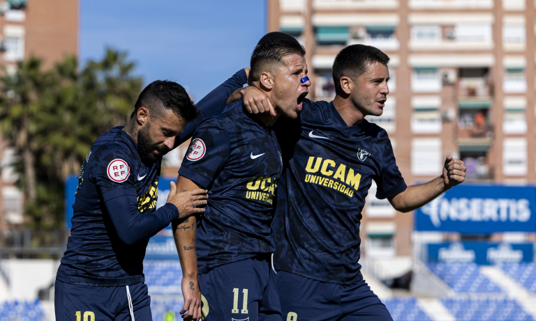 Dani Aquino celebra el gol junto a sus compañeros