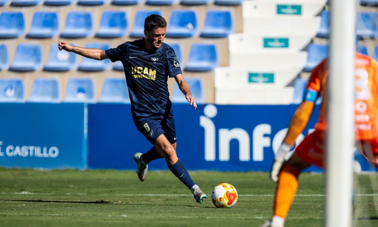 Urcelay disparando a puerta en un partido en La Condomina