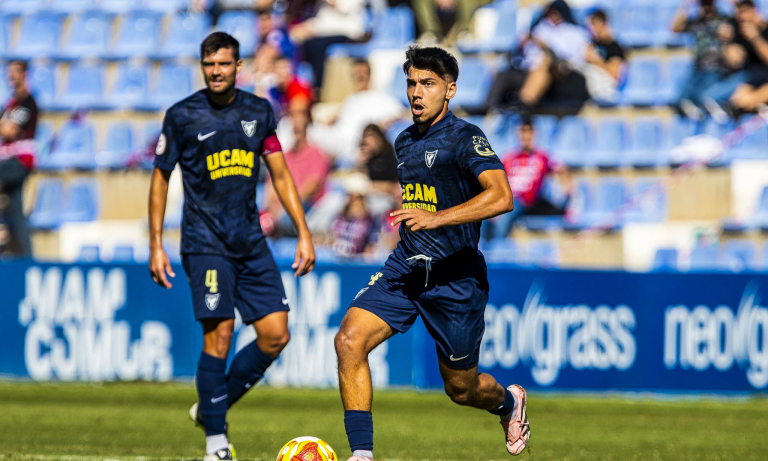 Pablo Hernández conduciendo el balón