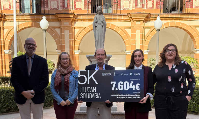 Entrega del cheque a AFACMUR