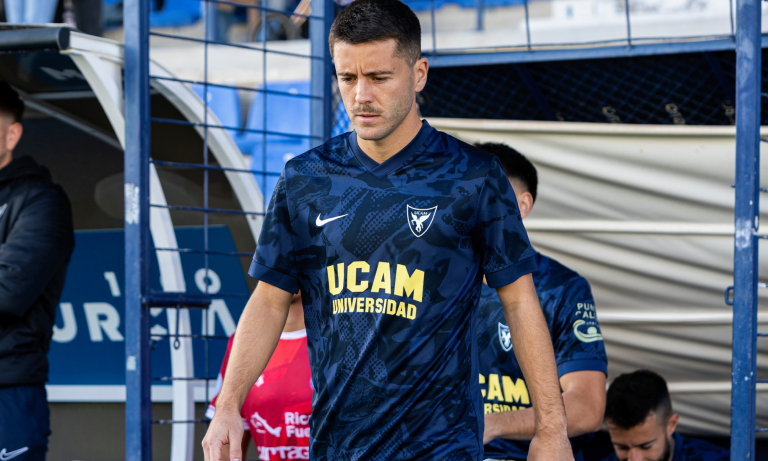 Urcelay saltando al césped de La Condomina