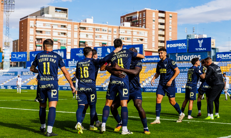 Celebración del equipo para sumar una nueva victoria en el Estardio Heredia 21 La Condomina