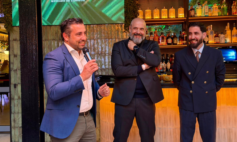 José Luis Mendoza y Juan Pablo Mendoza haciendo el tradicional brindis 