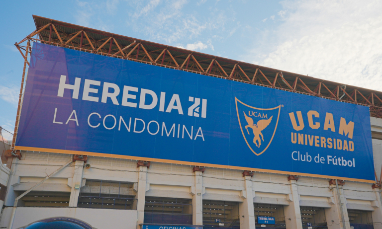 Lona del nuevo nombre del Estadio Heredia 21 La Condomina