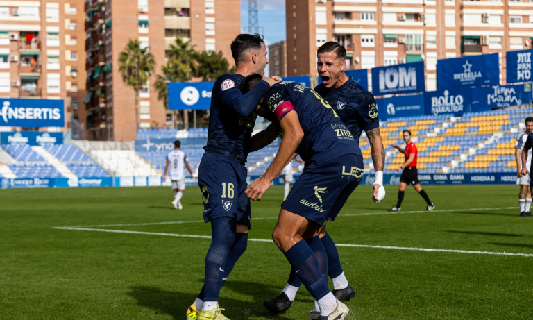 Celebración del equipo sobre el césped del Estadio Heredia 21 La Condomina