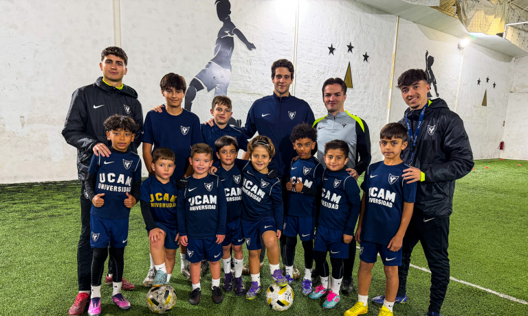 Nacho junto a nuestros jóvenes alumnos en la escuela de tecnificación