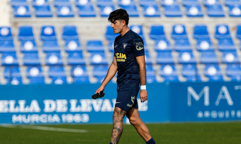 Julito retirandose del campo lesionado