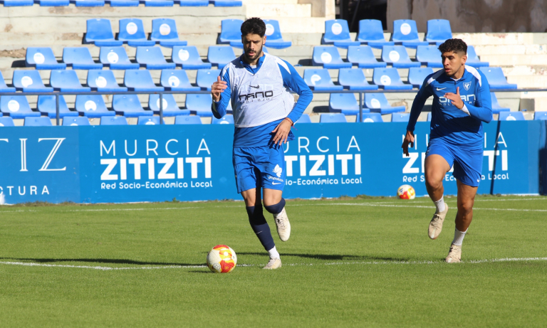 Acción de Fer Román durante un entrenamiento