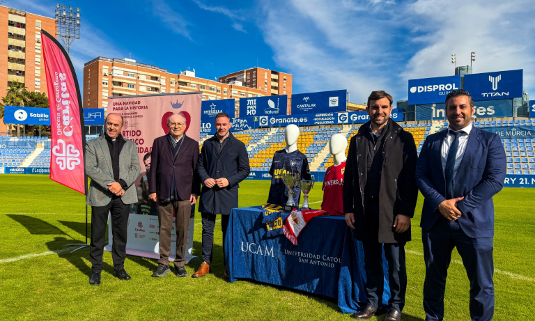 Foto de familia para presentar el nuevo partido benéfico a favor de Cáritas
