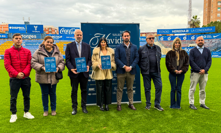 Fotografía de presentación sobre el césped del Estadio Heredia 21 La Condomina