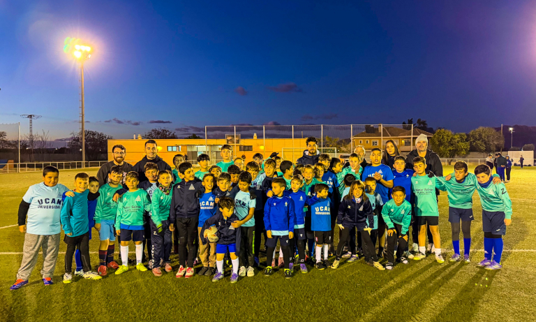 Soto visitando a los chicos del CD Zeneta