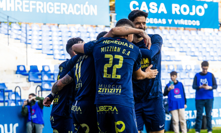 Celebración del equipo sobre el césped del Estadio Heredia 21 La Condominai