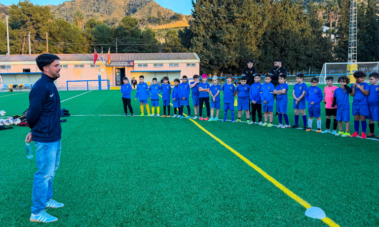 Alvarito conoce a los jugadores del Beniaján CF