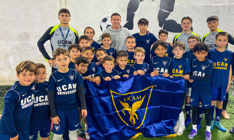 Dani Aquino visita a la Escuela de Tecnificación del UCAM Murcia CF