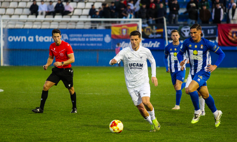 Urcelay conduciendo el balón