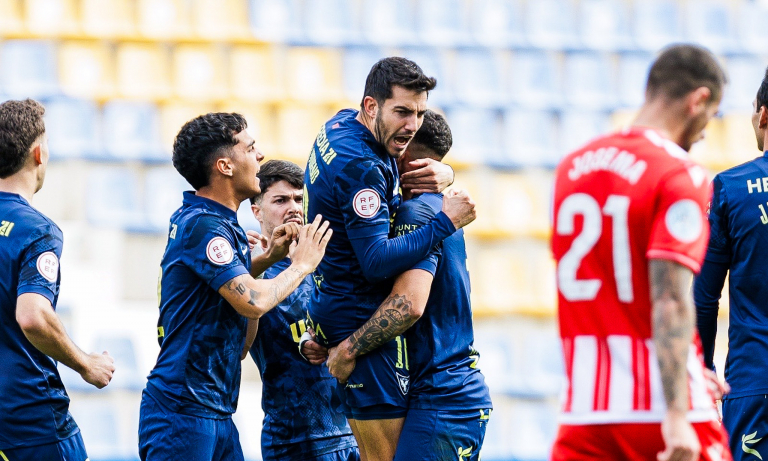 El UCAM Murcia CF remonta y se lleva el triunfo ante la UD Almería 'B' (2-1)