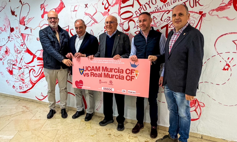 Fotografía de familia con la recaudación obtenida en el Partido Benéfico