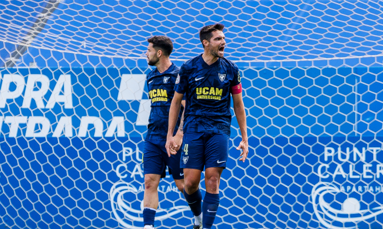 Acción del capitán Javi Ramírez durante el partido