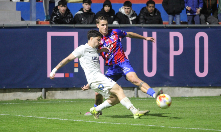 Alvarito durante una acción del choque frente al Yeclano 