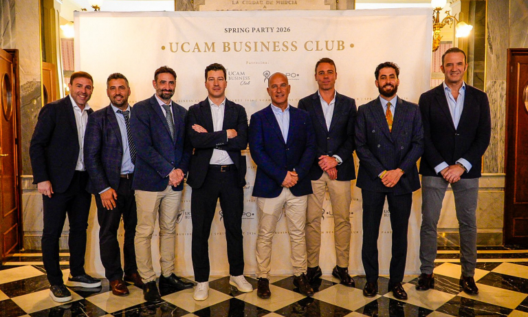 Representantes de la UCAM y clubes deportivos con los miembros de la Fundación UAPO