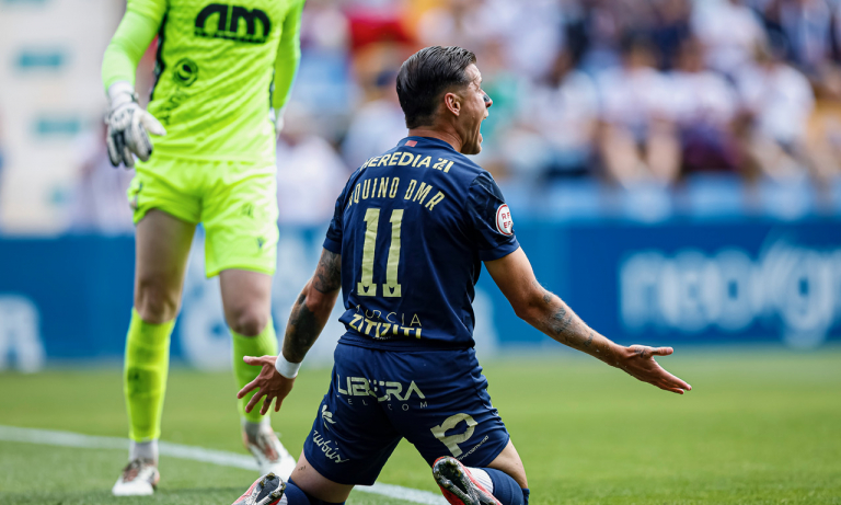 Dani Aquino en una acción del partido