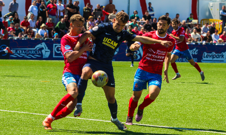 Sergi Baldrich peleando una acción frente a la Deportiva Minera