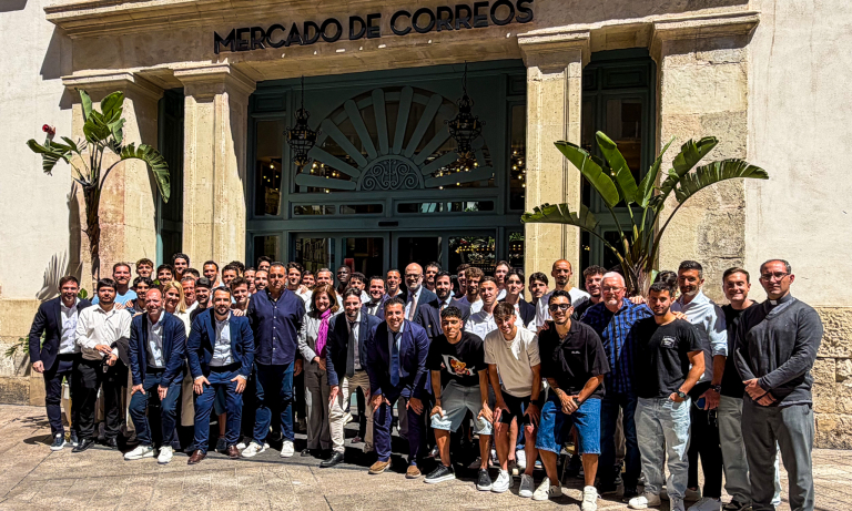 Todos los integrantes del primer equipo y directiva junto a la presidenta en el Mercado de Correos 