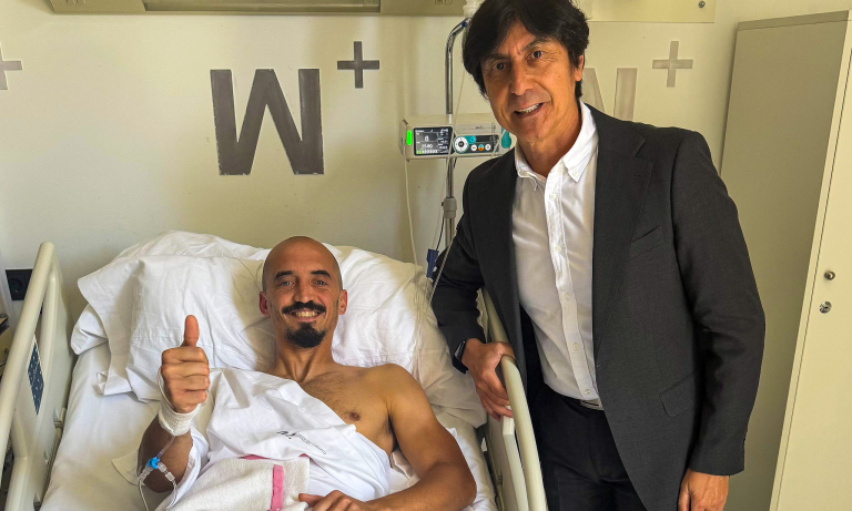 Ackermann y el doctor Paco Martínez tras la operación realizada en Mesa del Castillo