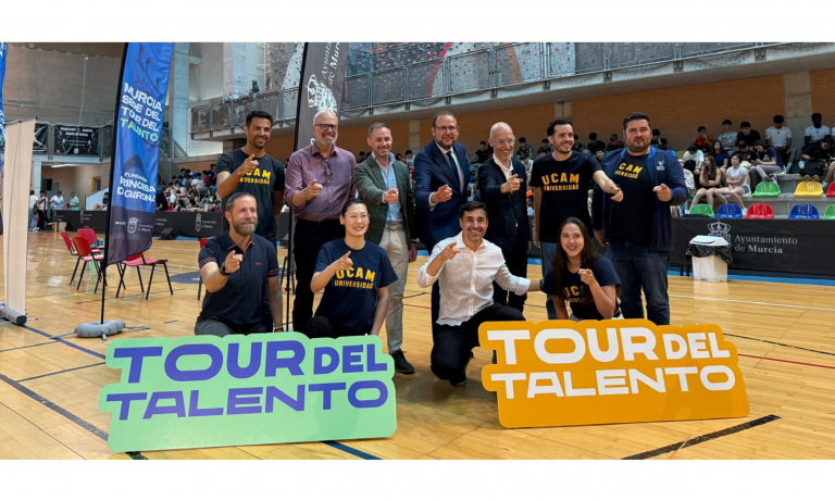 Foto familiar antes del inicio de la mesa redonda sobre deporte del Tour del Talento