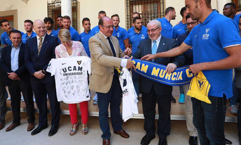 Pedro Antonio Sánchez felicita al UCAM Murcia CF por su ascenso a 2ªA