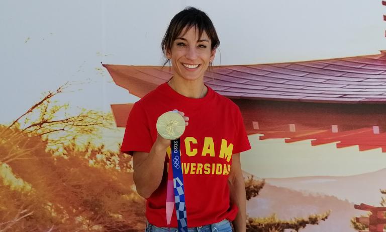 Sandra Sanchez con la medalla de oro de Tokio 2020